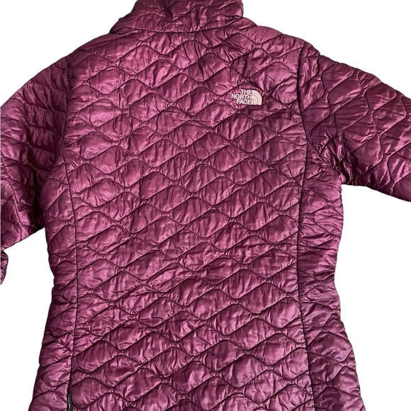 The North Face Women's Quilted Maroon Puffer Jacket (Thermoball) - Picture 2 of 4